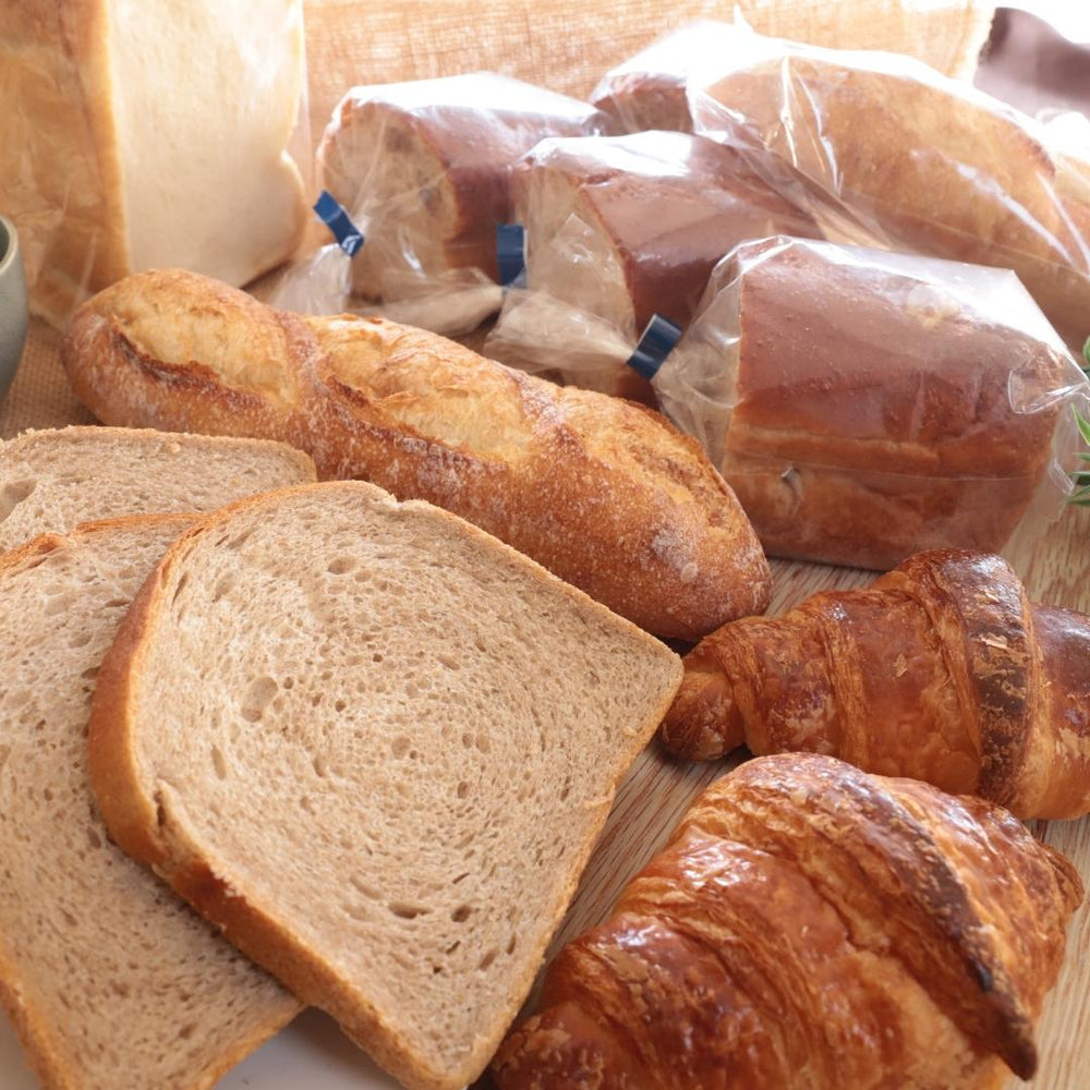 
                  
                    食事パンたっぷりセット (ひまわり油のライ麦食パン 210g×1、フランスパン（バタール）230g×1、クロワッサン 48g×2、多寄産春よ恋小麦の食パン1斤 430g×1、低糖質パン90g×2、低糖質くるみパン110g×2)
                  
                